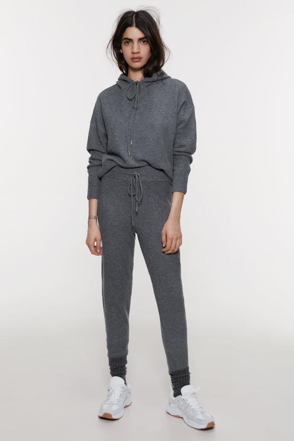 Este de Zara es como un chándal pero con más nivel. ¡Y mucho más estiloso! Nos encanta la parte de arriba con capucha que también te puedes poner con unos vaqueros anchos. En la famosa tienda de Inditex lo proponen con calcetines en el mismo tono y deportivas y les vamos a copiar la idea tal cual.