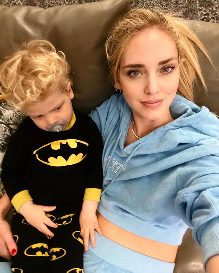 Con las uñas pintadas y un chándal de terciopelo con brilli brilli. A Chiara Ferragni no le faltan las ganas de estar ideal aún cuando no sale a la calle. También nos encanta el look de su pequeño, con un pijama de Batman.
