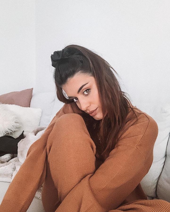 Dulceida ha elegido para pasar estos días de estancia obligada en casa un conjunto de punto color camel de canalé de jersey y pantalón. Como buena influencer, le ha puesto un toque fashion al look: un coletero negro.