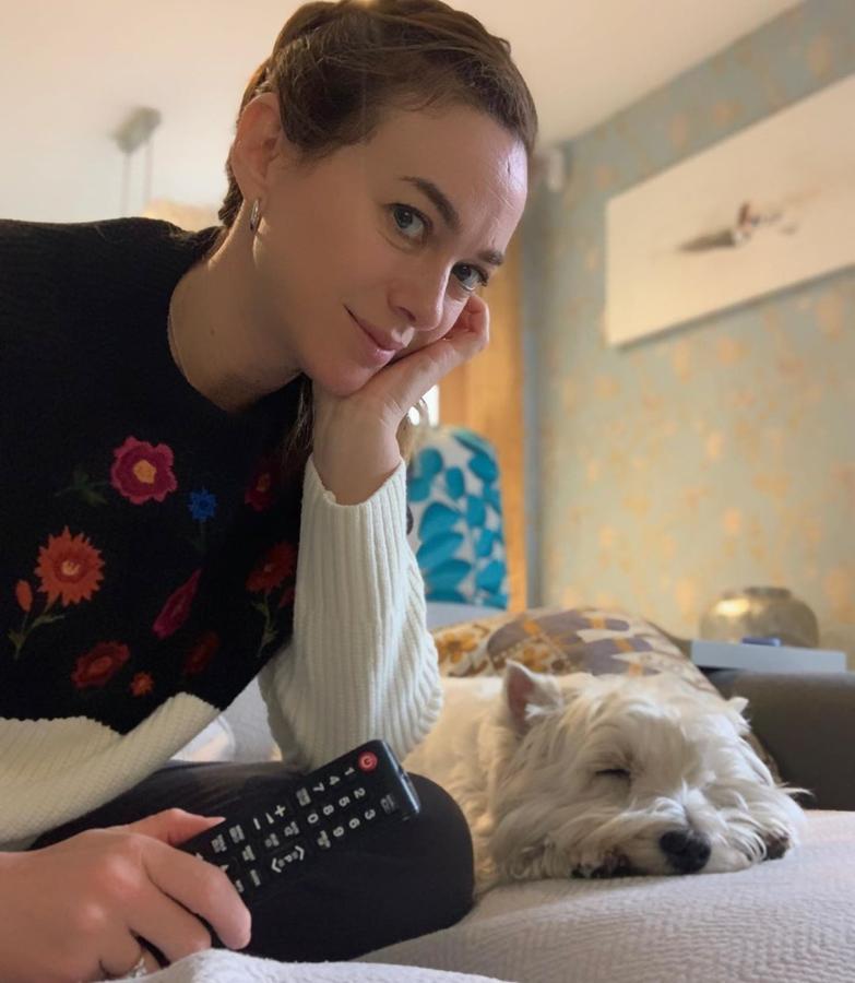 Marta Hazas es la que más elegante está en casa. Con un jersey en blanco y negro con flores bordadas posaba así junto a su perro y el mando a distancia en la mano. Seguro que aprovecha el fin de semana para hacerse un maratón de series.