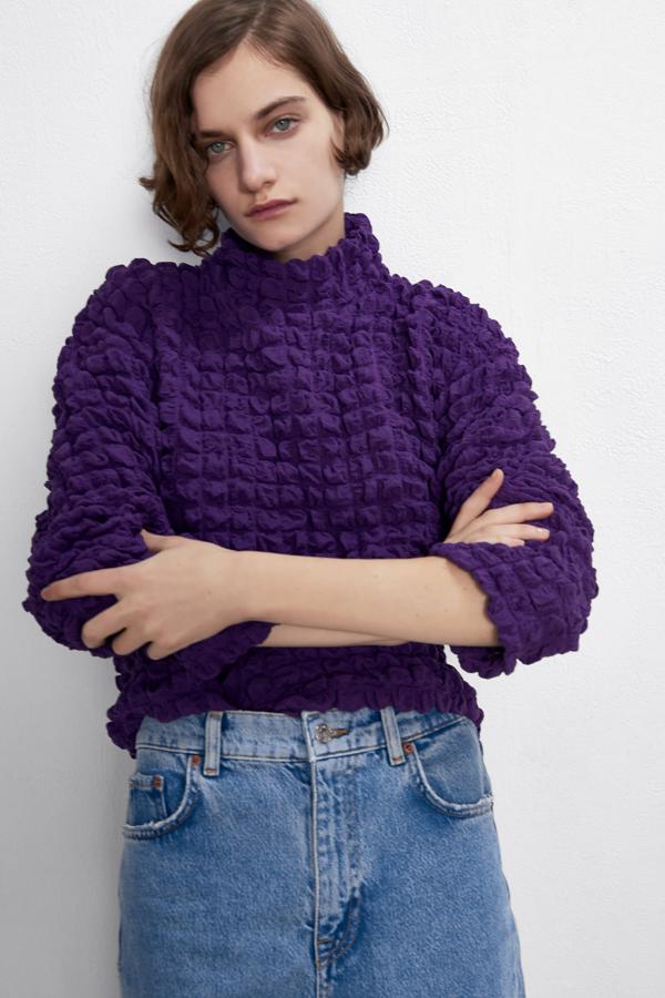 Sudadera en relieve, en el morado tendencia de primavera, 19,95 euros.