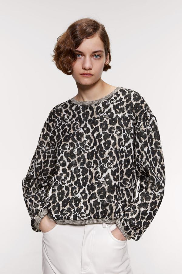 Sudadera con estampado animal print de leopardo, 17,99 euros.