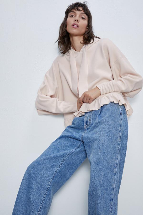 De punto, con volante en el bajo y capucha, 29,95 euros.