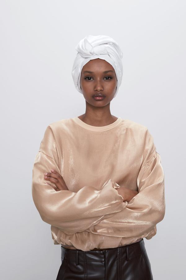 Sudadera satinada con gomas en el bajo y en las mangas, 25,95 euros.