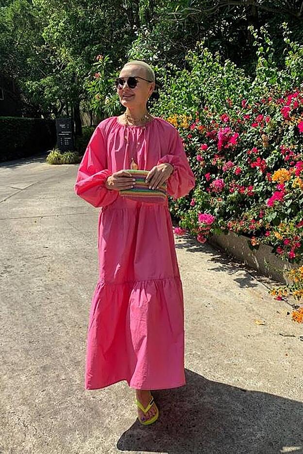 Stylist Katy le ha dado más color aún al look con unas chanclas amarillas y un bolso crochet multicolor.