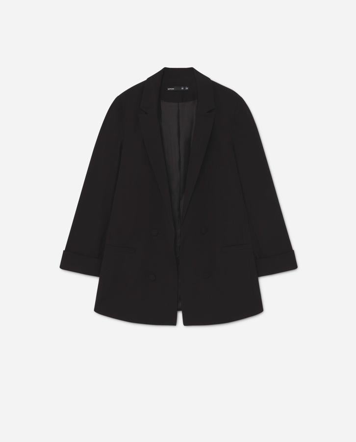 Para ir a tarbajar, a comer a casa de tus padres, para un evento o simplemente para estar en casa con estilo, ¿quién no tiene una bazer básica en color negro? En Lefties las tienen por 25,95 euros.