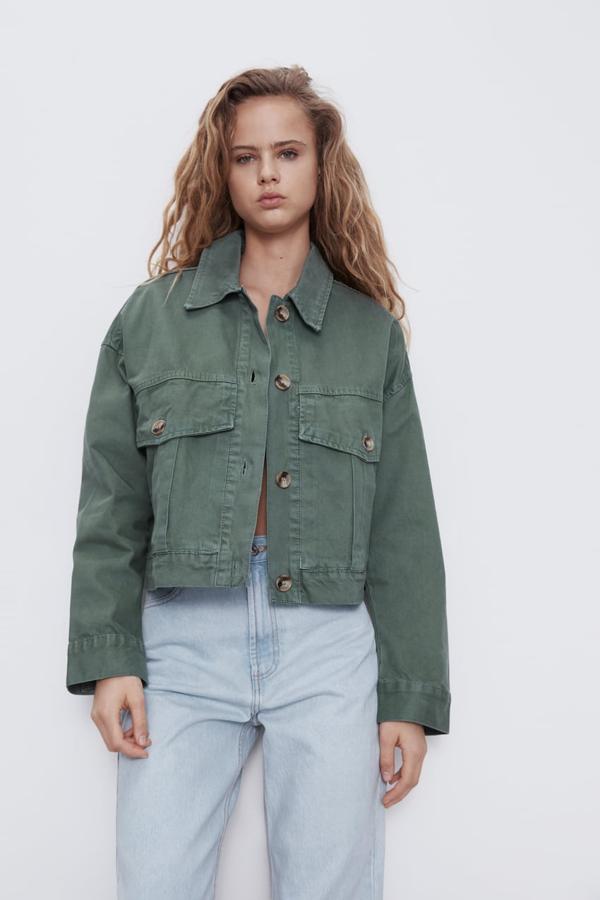 Las cazadoras vaqueras están muy vistas y aunque reconocemos que hay que tener una, nuestra apuesta ahora es por este modelo cropped tipo parka que puedes encontrar en Zara por 29,95 euros.