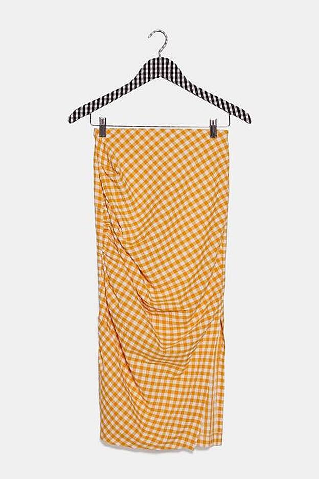 La falda del conjunto de cuadros vichy cuesta 25,95 euros y hay tallas desde la XS hasta la XL.