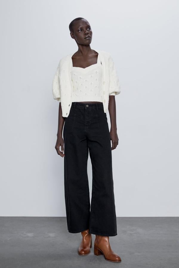 Vaqueros tenemos todas, de todo tipo, pero esta temporada los básicos no son rectos, son culotte. De cintura alta y pierna que se ensancha según baja hacia el tobillo, no se nos ocurre un modelo más cómodo. Estos son de Zara, cuestan 25,95 euros y los tienen también en azul y blanco.