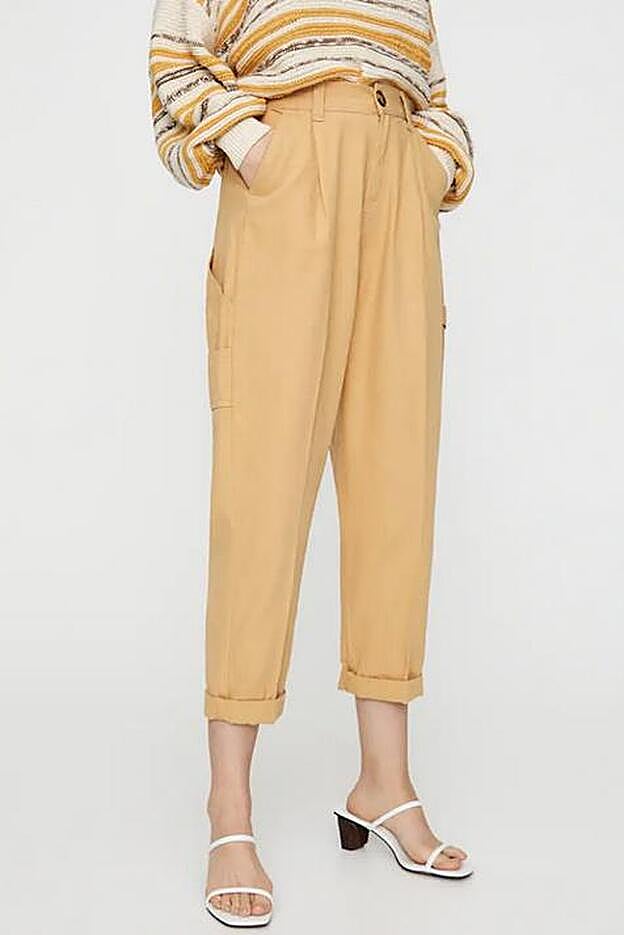 Pinzas en la cintura y bajos tobilleros.