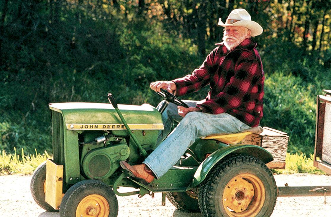 Una anomalía en el cine de David Lynch que se aleja de sus inquietantes escenarios para narrar las andanzas de un achacoso y gruñón anciano. Tras entenrarse que su hermano, con el que no se habla, ha sufrido un infarto, decide visitarlo. Y lo hace con el único medio de transporte que tiene: un cortacésped con el que recorre cientos de kilómetros durante seis semanas.