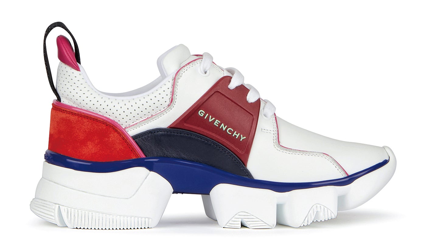 Zapatillas de cuero, de Givenchy (695 €).