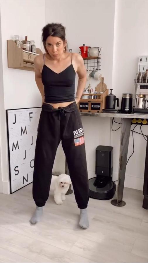 Si eres calurosa y la sudadera cropped te sigue pareciendo demasiado para estar en casa, prueba con una camiseta de tirantes como ha hecho Marta en este look.