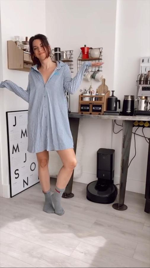 Dar una segunda vida al camisón es posible. Marta lo ha demostrado con este de estilo camisero de rayas y unos calcetines. Si no tienes ninguno puedes probar con una camisa oversized o robársela a u pareja/amigo/padre/hermano.