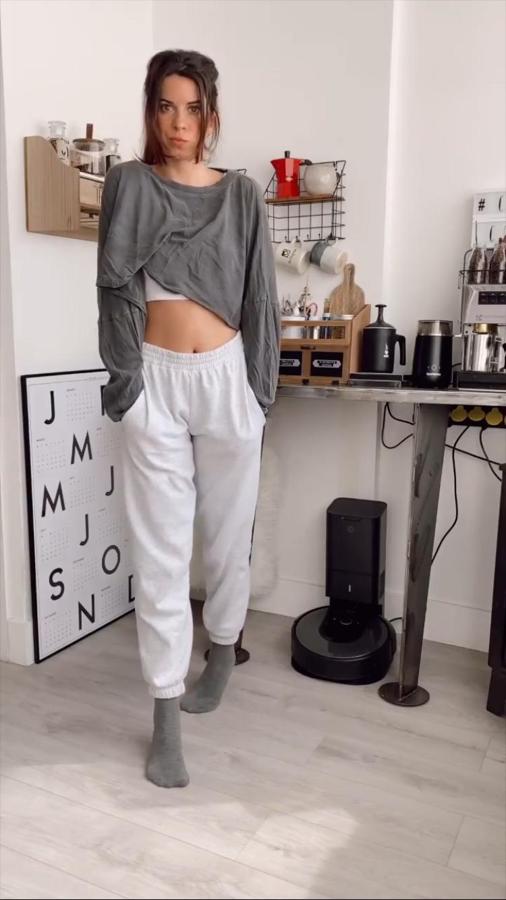 Por último y para las enemigas de las sudaderas... Combina tu pantalón de chándal con una camiseta cropped u otra cualquiera con la que te sientas cómoda.