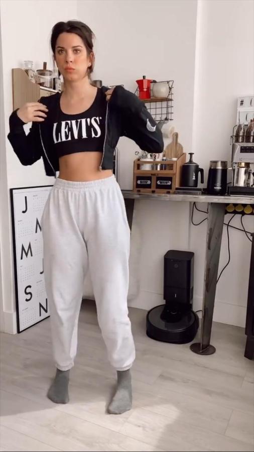 Para las calurosas y amantes de la ropa deportiva, Marta propone un look con pantalones de chándal grises de corte ancho y talle alto, con top deportivo y sudadera con capucha cropped.