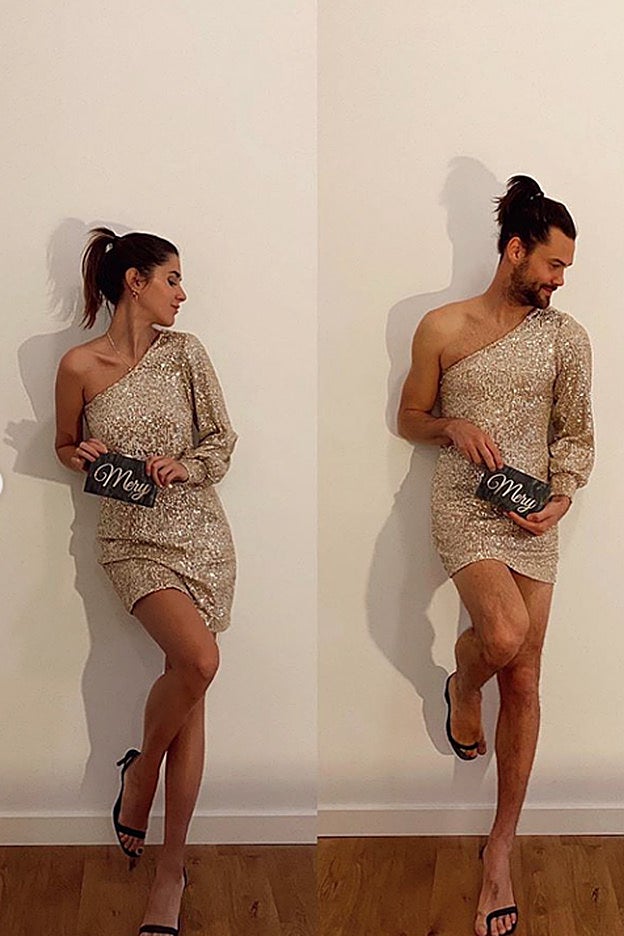 Ambos están fantásticos con este vestido dorado, cien por cien fiesta.