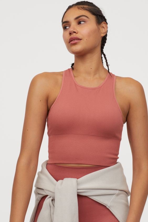 Top deportivo Seamless de canalé con cuello de nadadora en color rosa empolvdo. De H&M. (17,99 euros).