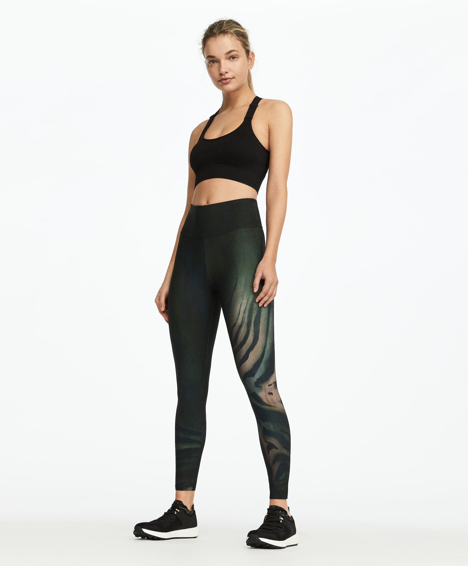 Leggings compresivos de cintura alta y estampadao de zebra ideales para los entrenamientos más intensos. De Oysho. (29,99 euros).