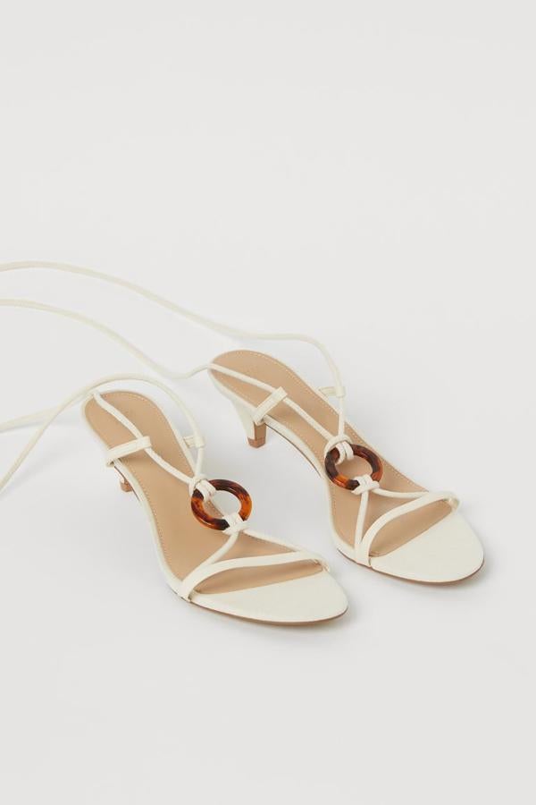Otra de nuestras sandalias favoritas son estas de H&M con hebilla redonda en el empeine y cordones largos para anudar en el tobillo. Solo se venden en la web, cuestan 34,99 euros y están disponibles entre los números 35 y 42.