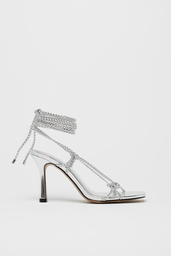 Con tiras trenzadas metalizadas que se cruzan en el empeine y se enroscan en el tobillo, estas sandalias de Sfera son nuestro capricho de fiesta para este verano, en lo que ha calzado se refiere. Cuestan 29,99 euros y están disponibles entre los números 36 y 41.