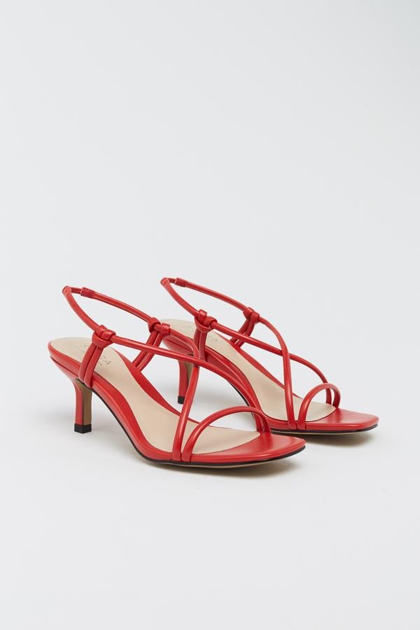 El rojo es un color imprescindible para cualquier zapatero que de precie, y más cuando hace buen tiempo. Estas sandalias de tiras en color rojo son de Sfera, cuestan 25,99 euros y están disponibles entre las tallas 36 y 41.