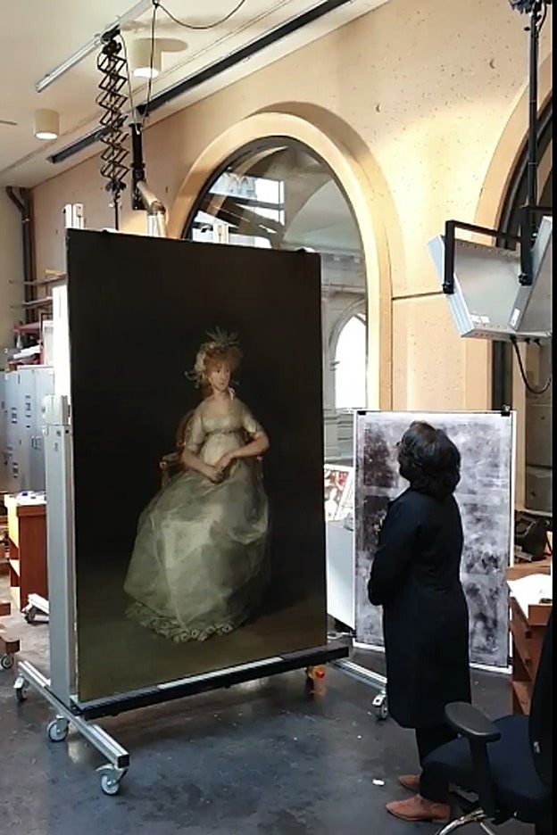 La restauradora Elisa Mora frente al retrato de la Condesa de Chichón, de Goya.