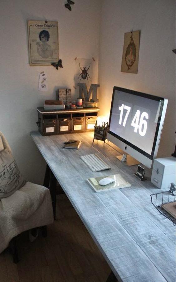Este es un claro ejemplo de cómo con tan solo un escritorio, un organizador de documentos y artículos de papelería, una silla cómoda y alguna pieza decorativa más personal puedes montar tu despacho en casa a la perfección.