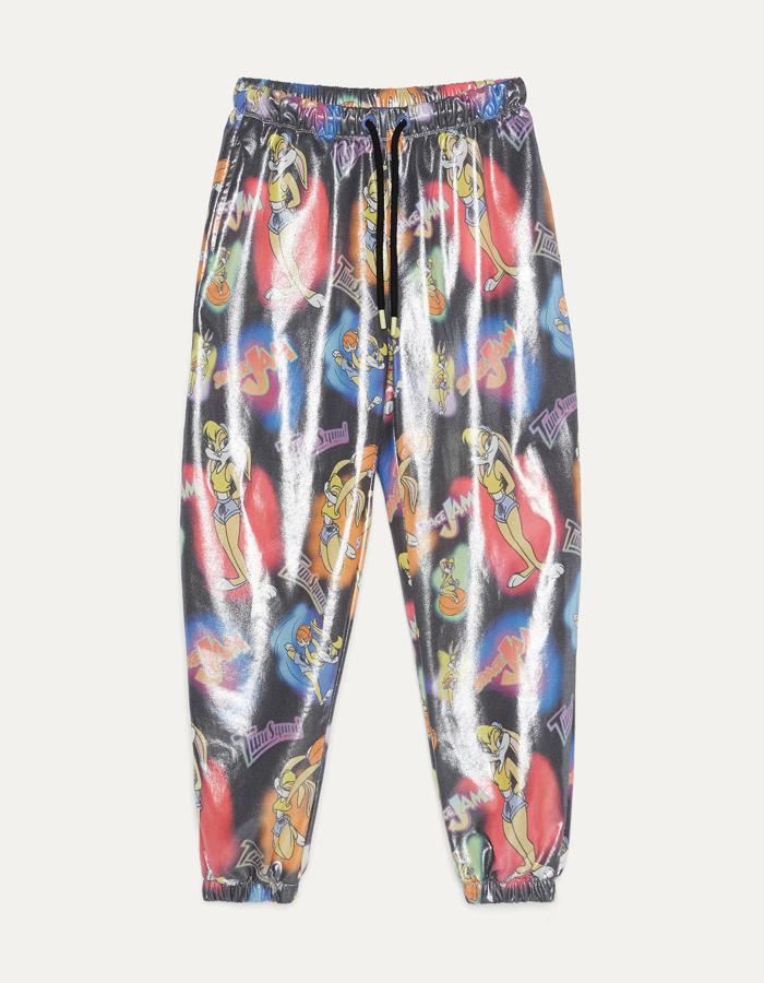 Pantalón deportivo efecto plateado estampado (29,99 euros).