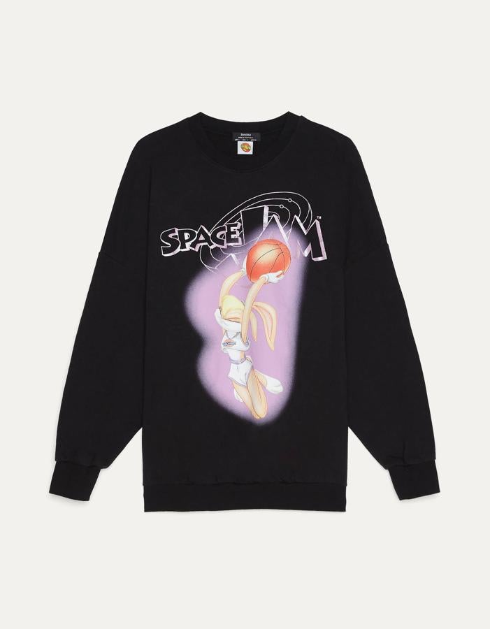 Suadera negra con estampado en el centro (22,99 euros).