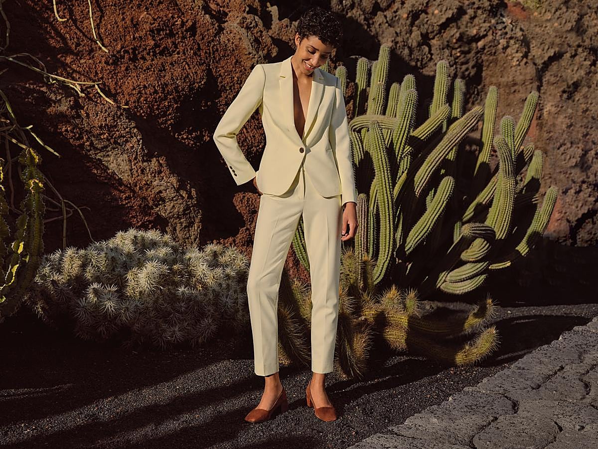 Traje de chaqueta y pantalón color vainilla.