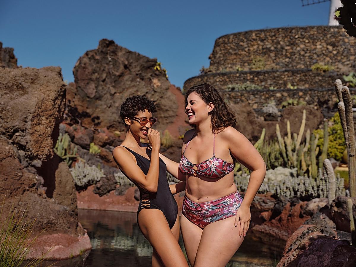 Bañador negro de tirante fino y bikini de estampado floral y braguita alta.