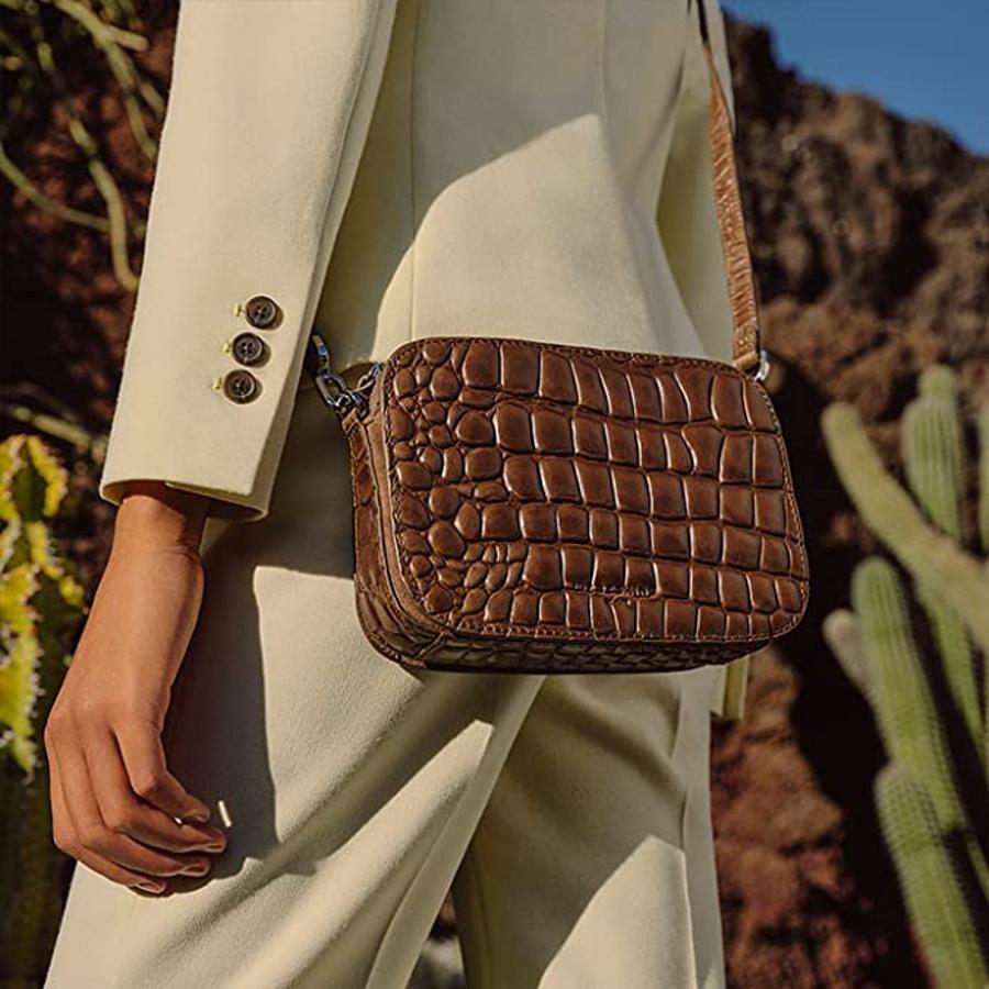 Bolso bandolera de efecto piel de serpiente en marrón chocolate.