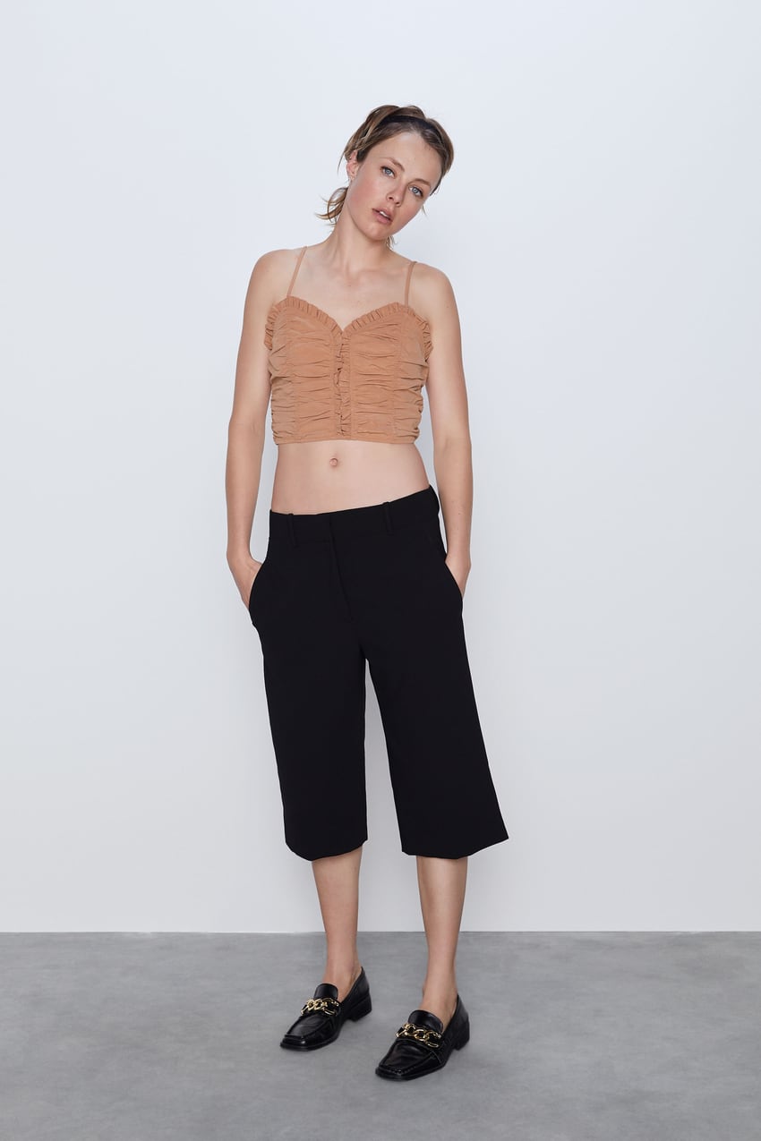 Top cropped con escote corazón y frunces de Zara. (15,95 euros).