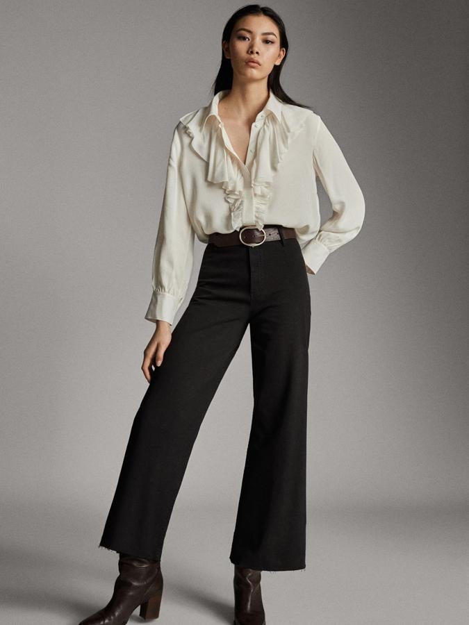 De tiro alto, corte culotte y trabillas para el cinturón, este pantalón negro de algodón promete ser un básico de esta temporada. Con bajo deshilachado, este modelo de Massimo Dutti cuesta 39,95 y está disponible desde la talla 34 a la 44. Tienes la opción de otros colores.