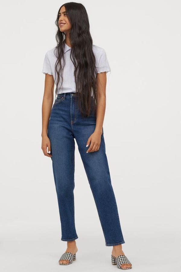 Los vaqueros que llevaba tu madre en los 90 siguen siendo el modelo estrella y en H&M hay diseños que sientan tan bien como este por (24,99 euros).