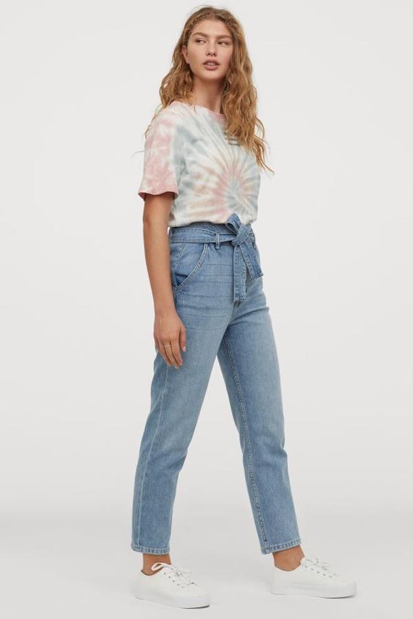 Los jeans con cintura paper bag son los que mejor sientan y las firmas han apostado fuerte por ellos esta temporada. Ejemplo de ello es este de H&M que cuesta 34,99 euros.