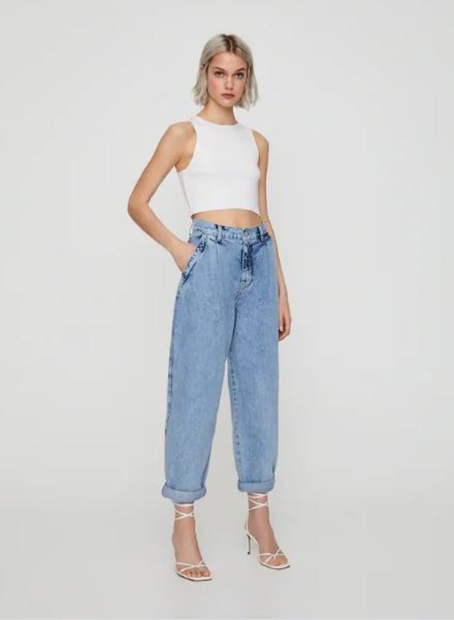 Llegaron en 2019 y parece que el 2020 vuelve a ser su año. Los slouchy siguen siendo uno de los imprescindibles y cada vez tienen más versiones como esta de Pull&Bear (25,95 euros).