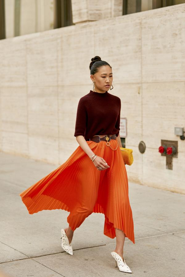 Una falda midi plisada siempre es una buena idea. Quizá es muy arreglada para sacar al perro pero hay que levantar el ánimo como sea y vernos guapas es clave.