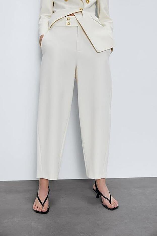 Los pantalones, y sus dorados botones