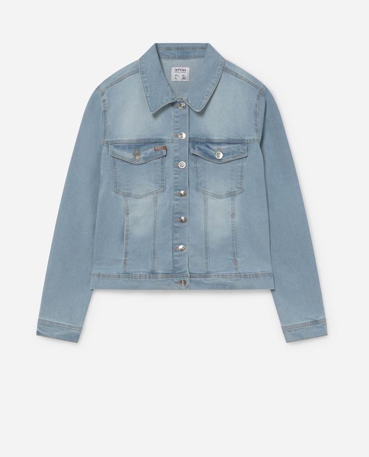 Cazadora vaquera elástica de manga larga, con bolsillos delanteros. Disponible en varios colores, azul claro, negro, índigo y azul oscuro, y en diferentes talles, entre la S y la XXL. Cuesta 17,99 euros.