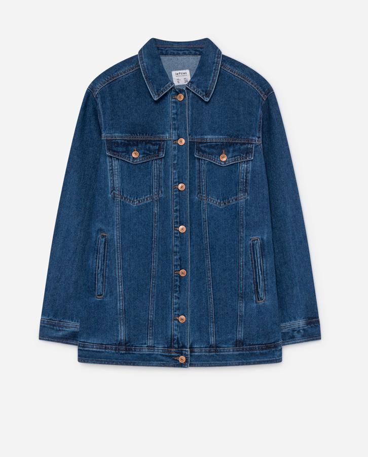 Si el pantalón es la estrella indiscutible en el mundo denim, le sigue pisándole los talones la cazadora vaquera. Combinable con cualquier estilismo, Lefties nos ofrece esta ‘oversize’ en dos colores, marino e índigo, en tallas S, M y L. Su precio, 22,99 euros.