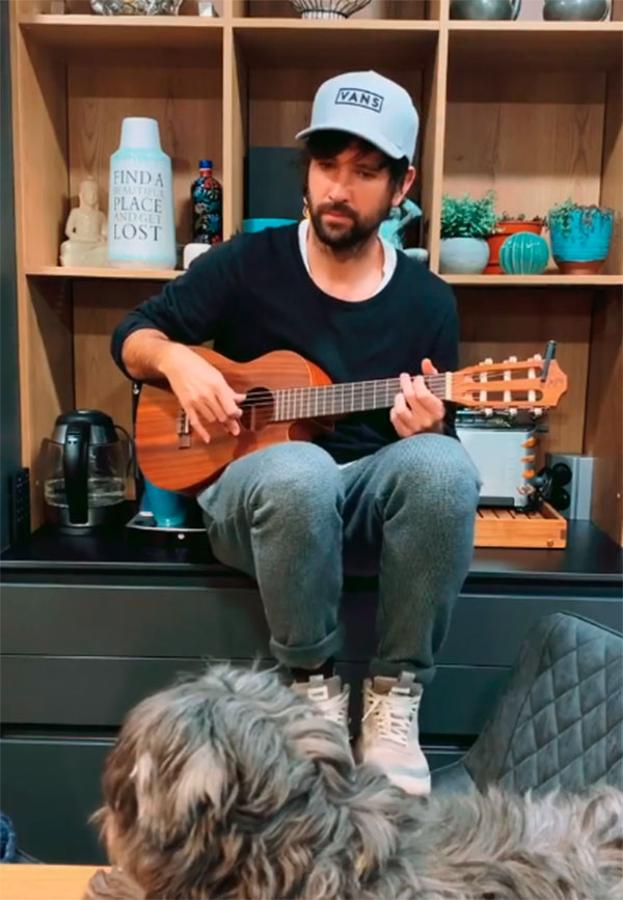 El cantante David Otero pide a las lectoras de #mujerhoyencasa que no nos olvidemos de ellos, los abuelos. "Hay que estar comprometidos con cuidar a los mayores, que son los más vulnerables", es la petición que hace.