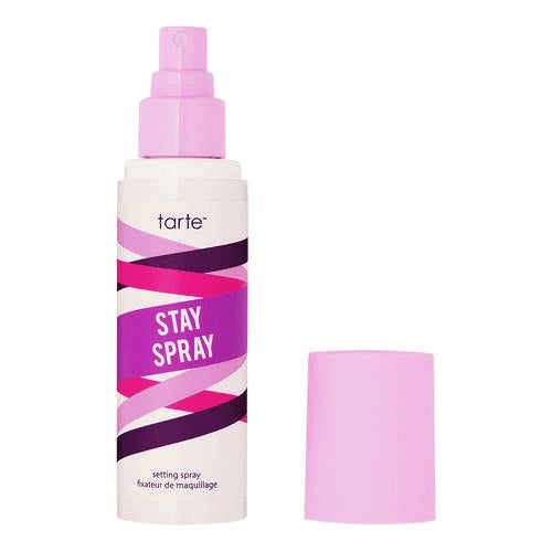 El  Shape Tape Stay Setting Spray de Tarte  fija el maquillaje para que dure horas y horas y deja un ligero aroma a pepino que aporta un efecto refrescante inmediato. (28,55 euros en Sephora).