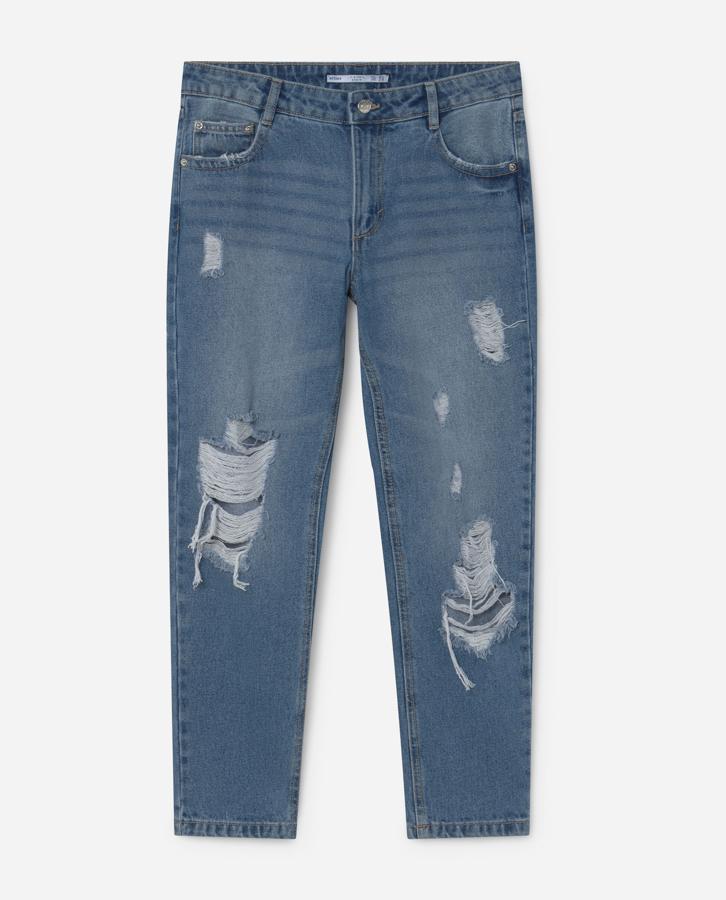 En blanco o en índigo claro, estos jeans estilo ‘boyfriend’ con detalles de rotos y bolsillos están triunfando. Disponibles de la talla 34 a la 42, serán la prenda estrella de tus estilismos de día y de noche.
