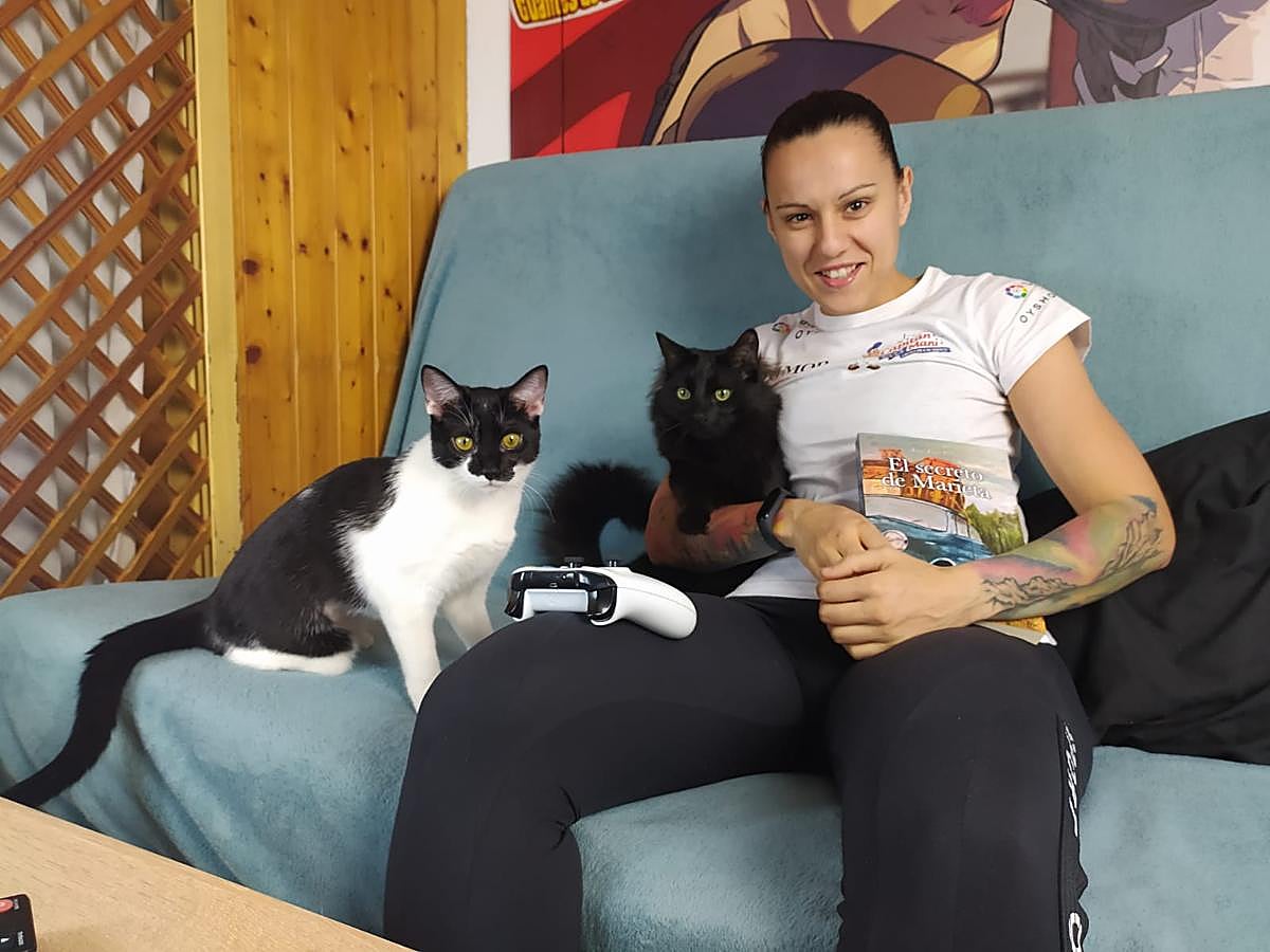 La campeona del Europa y del Mundo del boxeo nos da un consejo para mantener el equilibrio mental durante el confinamiento: "Os recomiendo que hagáis un poco de deporte, porque alivia mental y físicamente".  Pincha en este link  para leer y escuchar su consejo completo.