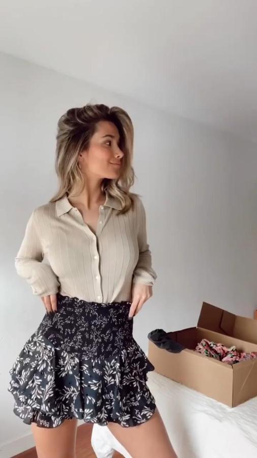 Polo de punto canalé beige (22,95 euros) y bermuda de volantes con estampado floral en negro (29,95 euros).