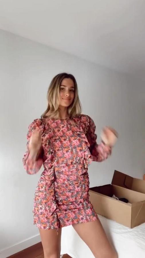 vestido de estampado de flores en tonos rosas cuello redondo y manga larga abullonada. Tiene el detalle de unos volantes laterales (29,95 euros).