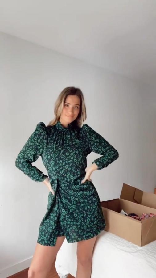 Vestido mini de flores verde con cuello subido, hombro marcadoy drapeado en un lateral de la falda (39,95 euros).