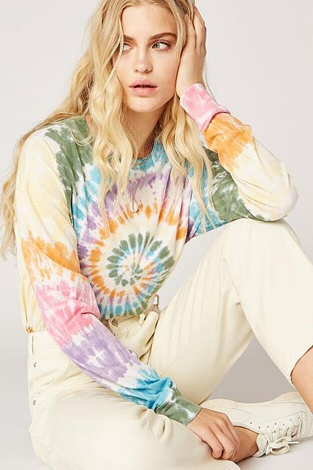 La camiseta con estampado psicodélico, parecida a la que lleva Marta Lozano.